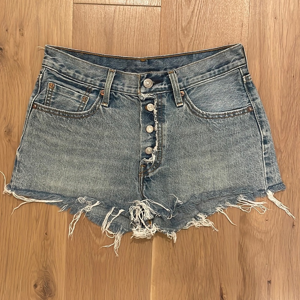 Mid rise Levi’s 501 denim cut off shorts